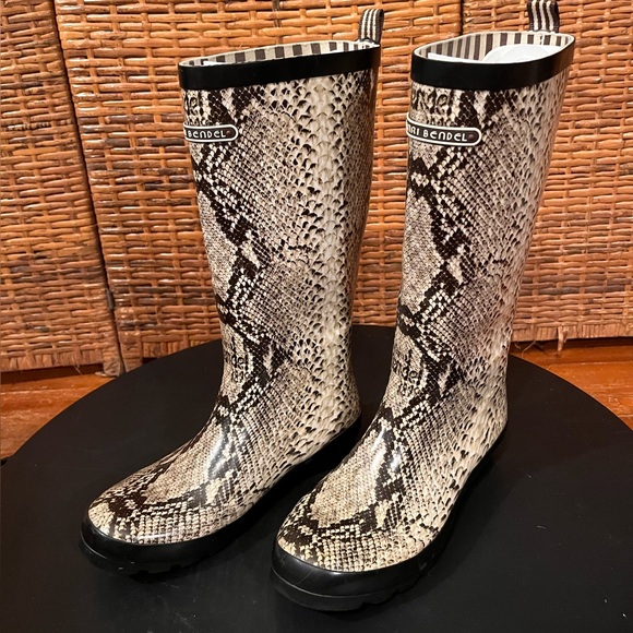 henri bendel Shoes - Henri Bendel Brown and White snakeskin print rainboots Size 9
